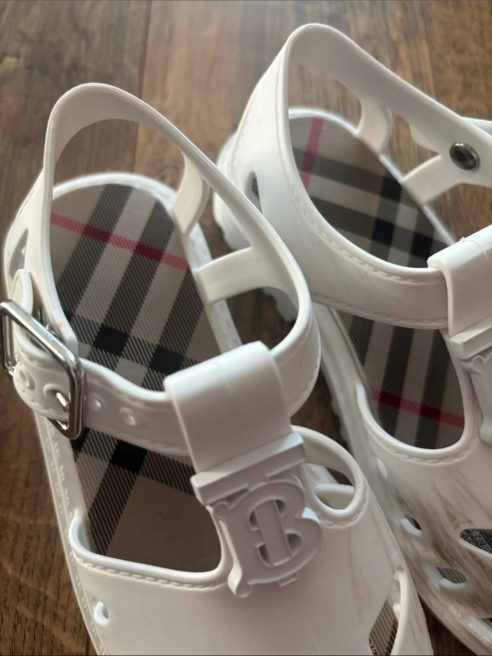Burberry Kids Jenna Cutout Rubber Jelly Shoes Sandals in White with Logo Size 28